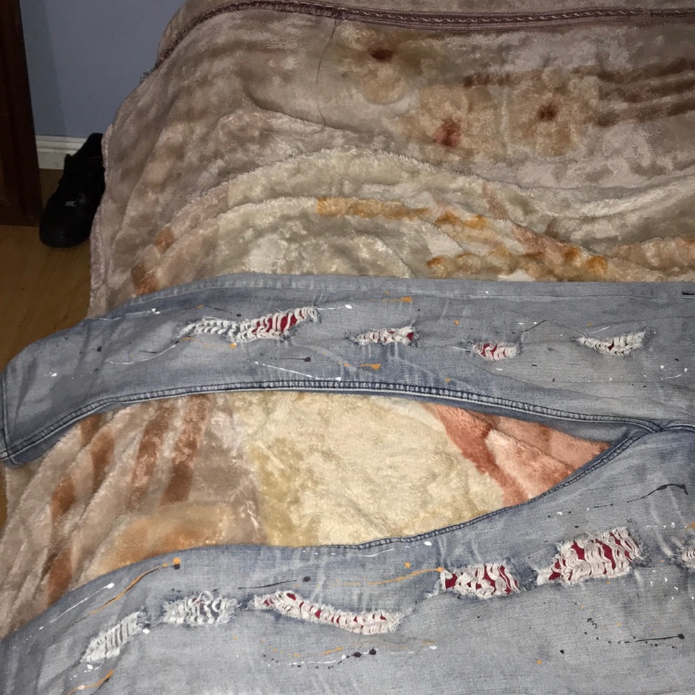 (Selling pants with paint comes like that)